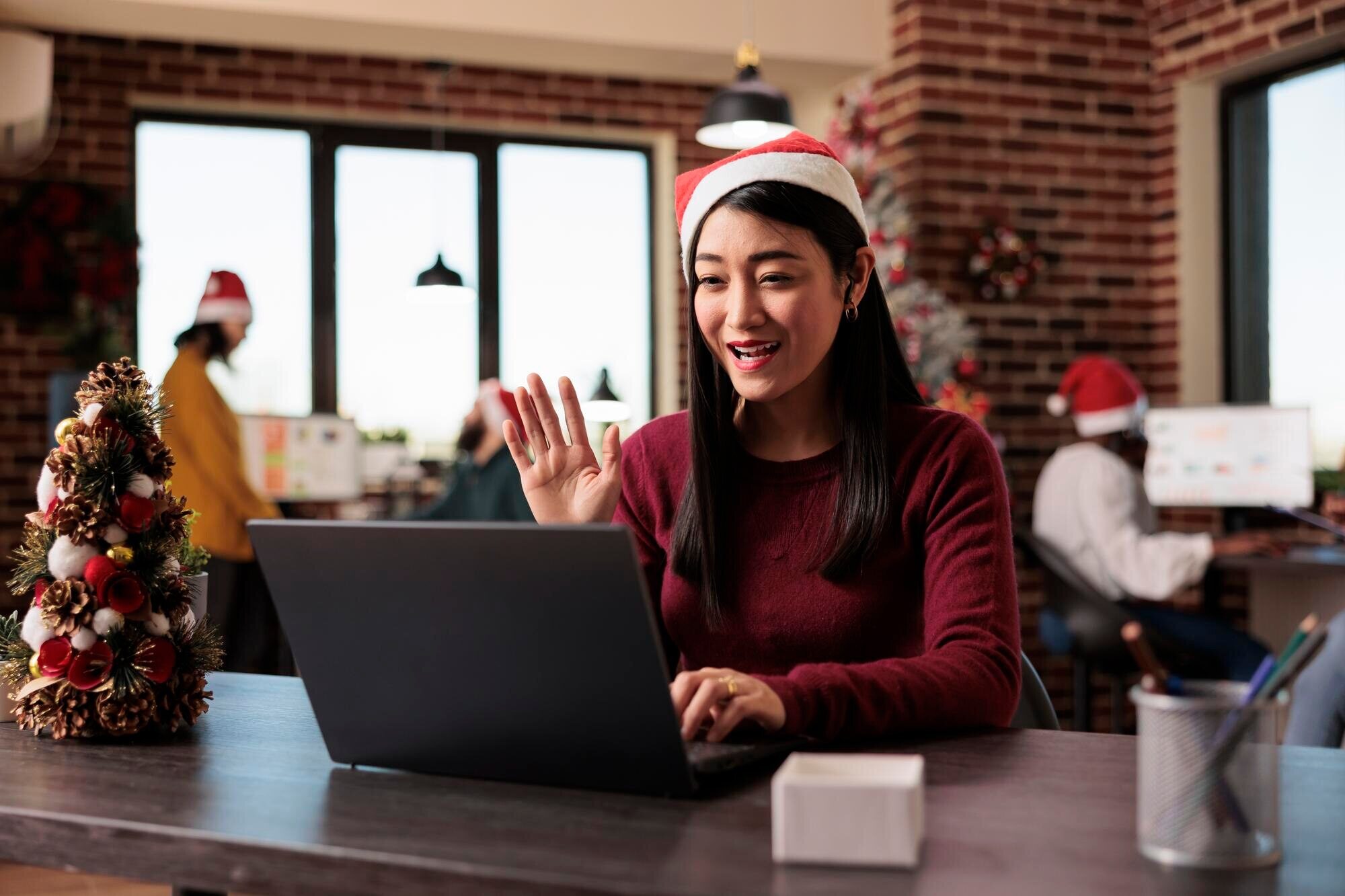 startup-employee-talking-videocall-festive-office-meeting-online-videoconference-chat-space-decorated-with-christmas-ornaments-woman-chatting-remote-teleconference-call_482257-50710